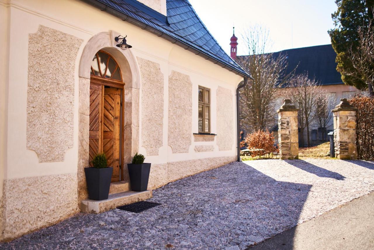 Baroque Chaplain House Kaplanka 1796 A. D. - Historical Luxury Apts In Bohemian Paradise Zelezny Brod エクステリア 写真